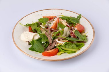 Et, ıspanak, domates ve soslu taze salata.