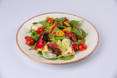 Lezzetli görünümlü aşçı salatası ya da etli antipasto, peynirli ve domatesli..