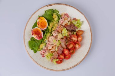 Tavuklu, pastırmalı, domatesli, avokadolu ve yumurtalı sağlıklı Cobb Salatası.