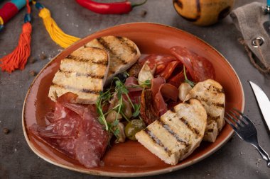 İtalyan jambonlu Prosciutto ve sosisli crostini ekmeği ve restoranda servis edilen spesiyaliteler.