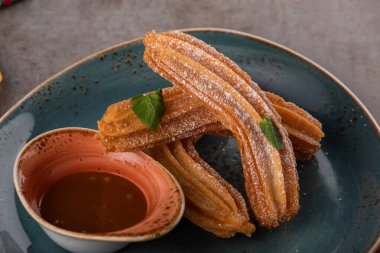 Şeker ve çikolata soslu Churros, nane..