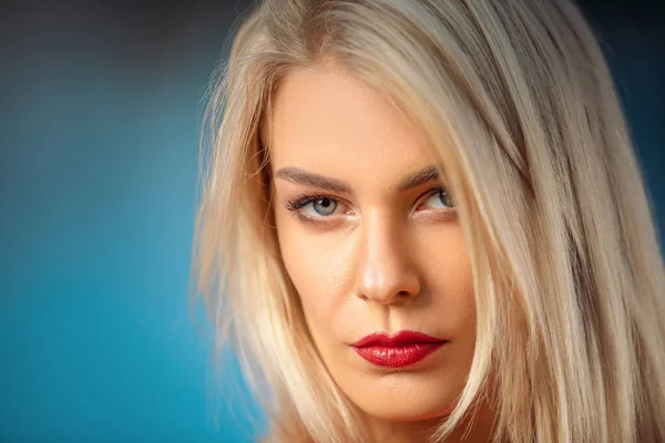 Piękna kobieta twarz zbliżenie portret młody studio z kręcone długie blond niesamowite włosy — Zdjęcie stockowe