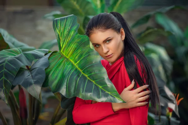 Beautiful girl resting and enjoying vacation in tropical forest. Close-up of sensual young brunette woman under palm trees. Portrait young woman posing near palm tree — Stock Photo, Image