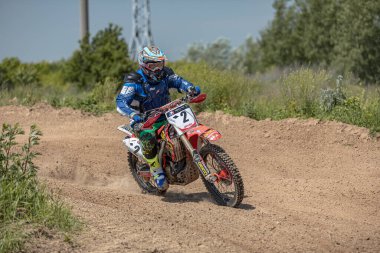 Ukrayna, Kyiv, 06.06.2020. İlk adım Golosievo-MX Pyrohiv-Kyiv Extreme Motocross MX Rider toprak yolda. Sporcular, çocuklar, gençler, erkekler, kadınlar