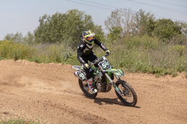 Ukrayna, Kyiv, 06.06.2020. İlk adım Golosievo-MX Pyrohiv-Kyiv Extreme Motocross MX Rider toprak yolda. Sporcular, çocuklar, gençler, erkekler, kadınlar