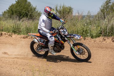 Ukrayna, Kyiv, 06.06.2020. İlk adım Golosievo-MX Pyrohiv-Kyiv Extreme Motocross MX Rider toprak yolda. Sporcular, çocuklar, gençler, erkekler, kadınlar