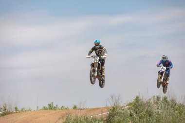 Ukrayna, Kyiv, 06.06.2020. İlk adım Golosievo-MX Pyrohiv-Kyiv Extreme Motocross MX Rider toprak yolda. Sporcular, çocuklar, gençler, erkekler, kadınlar