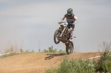 Ukrayna, Kyiv, 06.06.2020. İlk adım Golosievo-MX Pyrohiv-Kyiv Extreme Motocross MX Rider toprak yolda. Sporcular, çocuklar, gençler, erkekler, kadınlar