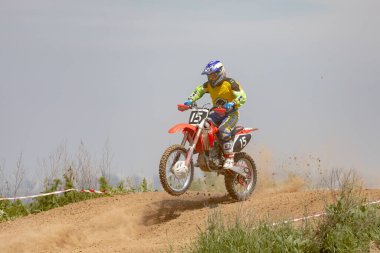 Ukrayna, Kyiv, 06.06.2020. İlk adım Golosievo-MX Pyrohiv-Kyiv Extreme Motocross MX Rider toprak yolda. Sporcular, çocuklar, gençler, erkekler, kadınlar