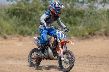 Ukrayna, Kyiv, 06.06.2020. İlk adım Golosievo-MX Pyrohiv-Kyiv Extreme Motocross MX Rider toprak yolda. Sporcular, çocuklar, gençler, erkekler, kadınlar