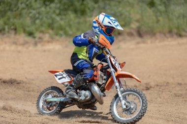 Ukrayna, Kyiv, 06.06.2020. İlk adım Golosievo-MX Pyrohiv-Kyiv Extreme Motocross MX Rider toprak yolda. Sporcular, çocuklar, gençler, erkekler, kadınlar