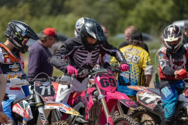 Ukrayna, Kyiv, 06.06.2020. İlk adım Golosievo-MX Pyrohiv-Kyiv Extreme Motocross MX Rider toprak yolda. Sporcular, çocuklar, gençler, erkekler, kadınlar