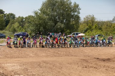 Ukrayna, Kyiv, 06.06.2020. İlk adım Golosievo-MX Pyrohiv-Kyiv Extreme Motocross MX Rider toprak yolda. Sporcular, çocuklar, gençler, erkekler, kadınlar