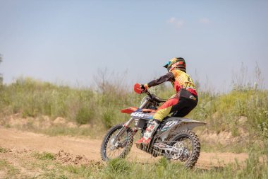 Ukrayna, Kyiv, 06.06.2020. İlk adım Golosievo-MX Pyrohiv-Kyiv Extreme Motocross MX Rider toprak yolda. Sporcular, çocuklar, gençler, erkekler, kadınlar