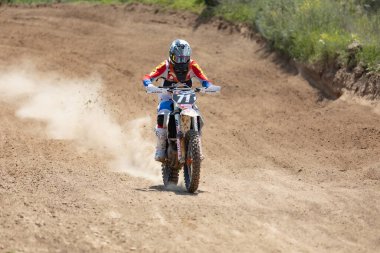 Ukrayna, Kyiv, 06.06.2020. İlk adım Golosievo-MX Pyrohiv-Kyiv Extreme Motocross MX Rider toprak yolda. Sporcular, çocuklar, gençler, erkekler, kadınlar