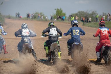 Ukrayna, Kyiv, 06.06.2020. İlk adım Golosievo-MX Pyrohiv-Kyiv Extreme Motocross MX Rider toprak yolda. Sporcular, çocuklar, gençler, erkekler, kadınlar