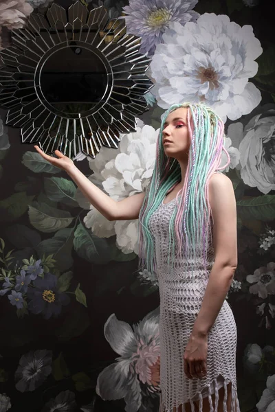 Портрет жінки з яскравими кольорами дредлоків. жінка на квітковому тлі — стокове фото