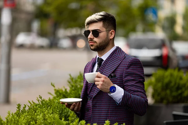 ビジネスマンの写真紫の高級スーツを着たカフェでコーヒーや紅茶を飲みながら — ストック写真