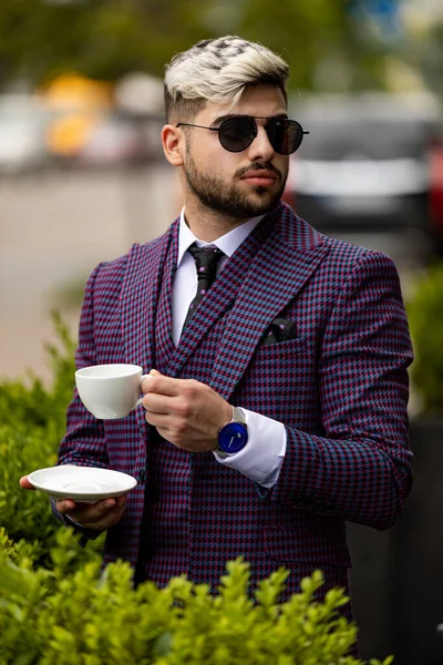ビジネスマンの写真紫の高級スーツを着たカフェでコーヒーや紅茶を飲みながら — ストック写真