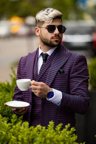 Foto Homem Negócios Café Vestindo Luxery Violeta Terno Três Peças — Fotografia de Stock