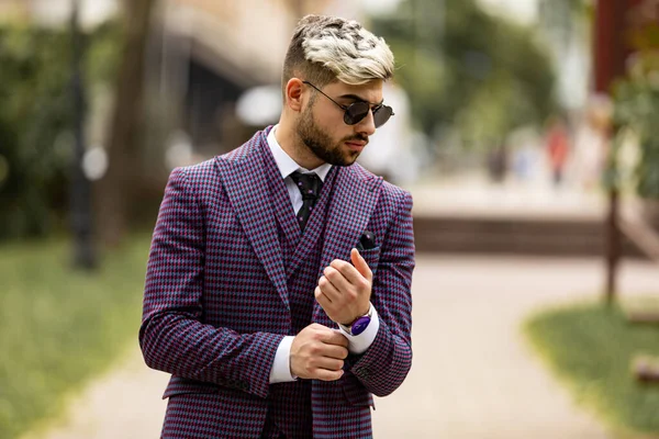 Młody Atrakcyjny Biznesmen Wykonawczy Noszący Fioletowy Luksusowy Trzyczęściowy Garnitur Stojący — Zdjęcie stockowe
