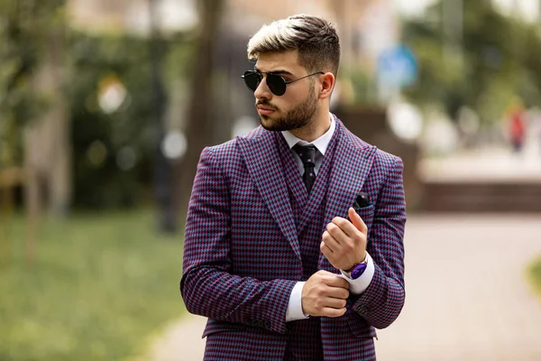 Młody Atrakcyjny Biznesmen Wykonawczy Noszący Fioletowy Luksusowy Trzyczęściowy Garnitur Stojący — Zdjęcie stockowe