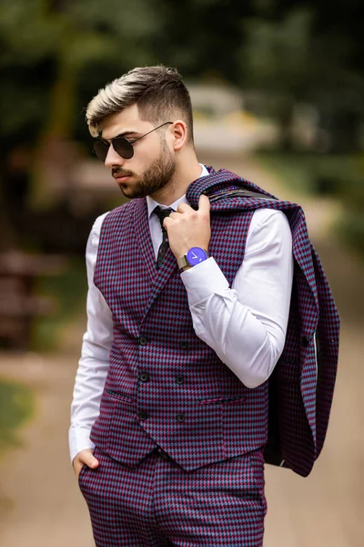 Young Business Man Sunglasses Wearing Violet Luxery Three Piece Suit — Stock Photo, Image