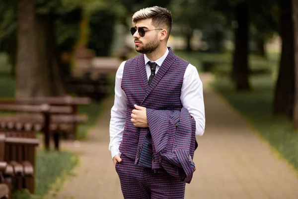 Young Business Man Sunglasses Wearing Violet Luxery Three Piece Suit — Stock Photo, Image