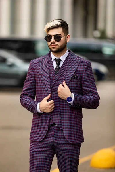 Homem Negócios Óculos Luxery Violeta Terno Três Peças Laço Posando — Fotografia de Stock