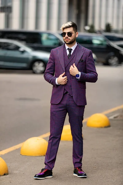 Homem Negócios Óculos Luxery Violeta Terno Três Peças Laço Posando — Fotografia de Stock