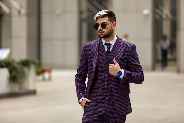 Hombre Negocios Gafas Traje Tres Piezas Lujo Violeta Pajarita Posando — Foto de Stock