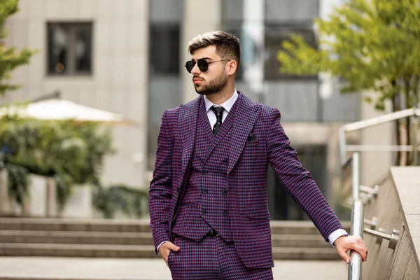 Young Businessman Glasses Beard Descends Stairs Man Wearing Violet Luxery — Stock Photo, Image