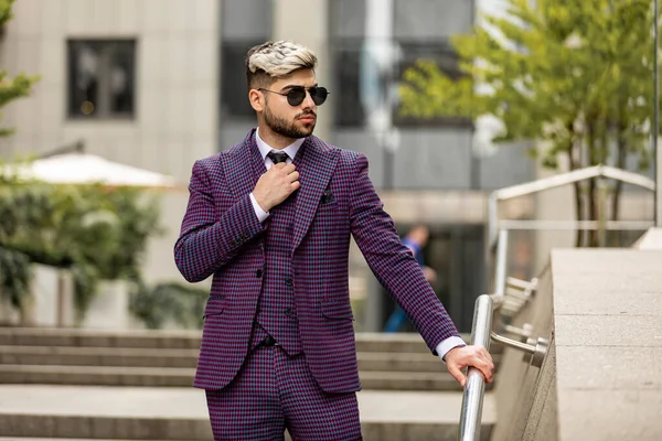 Young Businessman Glasses Beard Descends Stairs Man Wearing Violet Luxery — Stock Photo, Image