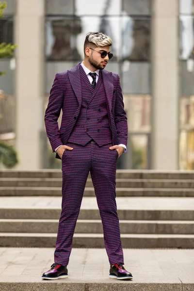 Jovem Empresário Com Óculos Barba Desce Escadas Homem Vestindo Violeta — Fotografia de Stock