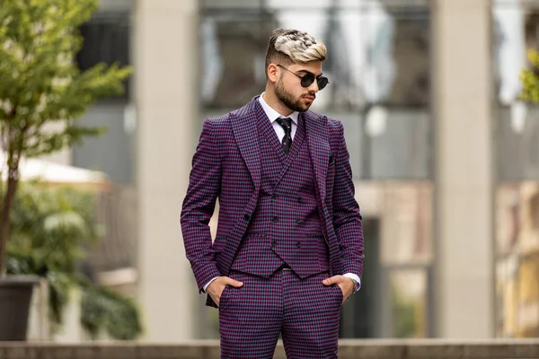 Jovem Empresário Com Óculos Barba Desce Escadas Homem Vestindo Violeta — Fotografia de Stock
