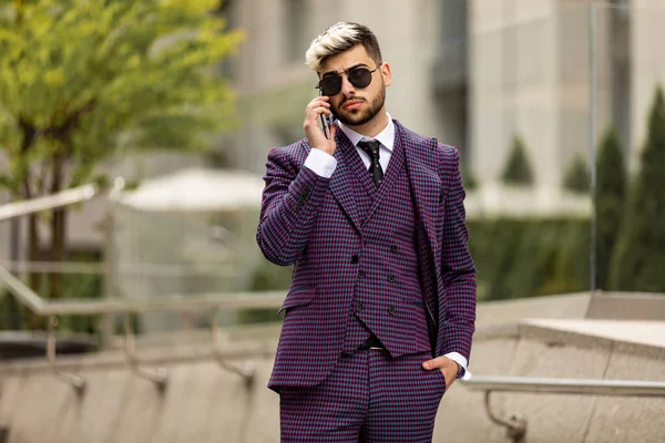 Biznesmen Poza Biurem Telefon Komórkowy Mężczyzna Fioletowym Luksusowym Trzyczęściowym Garniturze — Zdjęcie stockowe