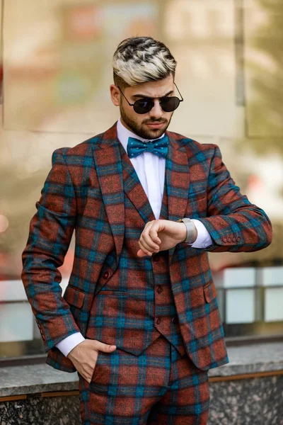 Joven Hombre Negocios Guapo Comprobando Hora Reloj Pulsera Hombre Vestido — Foto de Stock