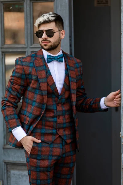 Joven Hombre Negocios Guapo Comprobando Hora Reloj Pulsera Hombre Vestido — Foto de Stock