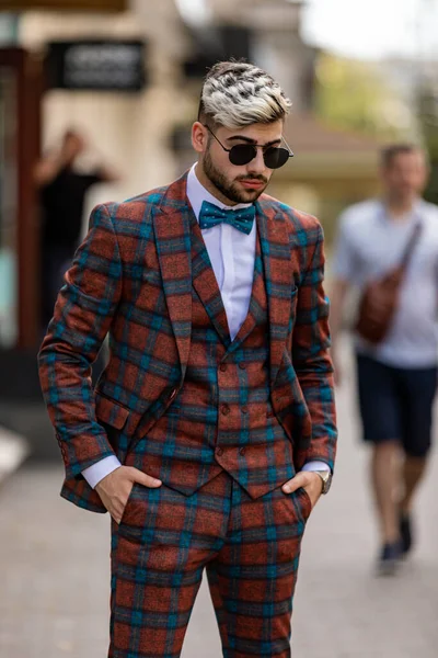 Joven Hombre Negocios Guapo Comprobando Hora Reloj Pulsera Hombre Vestido — Foto de Stock