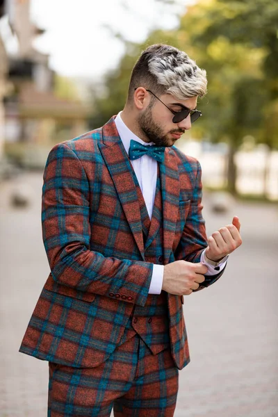 Joven Hombre Negocios Guapo Comprobando Hora Reloj Pulsera Hombre Vestido —  Fotos de Stock