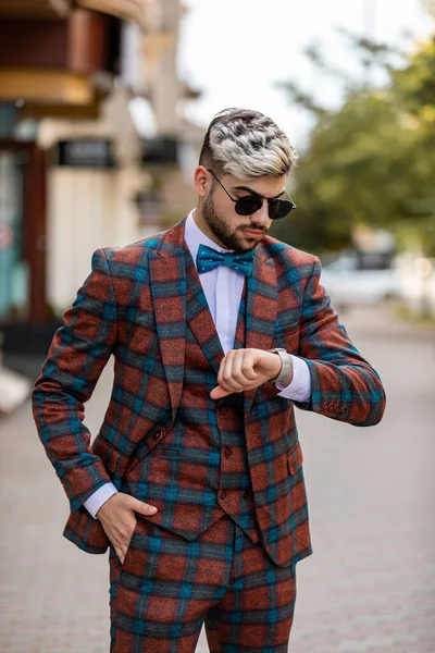 Joven Hombre Negocios Guapo Comprobando Hora Reloj Pulsera Hombre Vestido — Foto de Stock