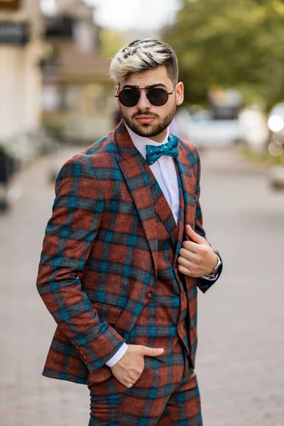 Jóképű Fiatal Üzletember Ellenőrzi Karóráját Egy Férfi Aki Luxusruhában Sétál — Stock Fotó
