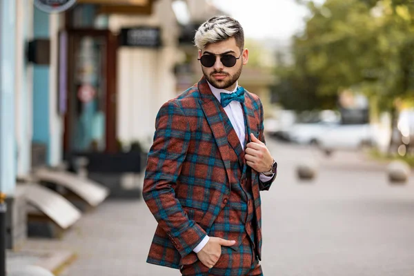 Joven Hombre Negocios Guapo Comprobando Hora Reloj Pulsera Hombre Vestido —  Fotos de Stock