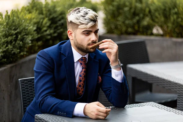 Homem Elegante Bonito Fumando Charuto Bebendo Uísque Café Homem Vestido — Fotografia de Stock