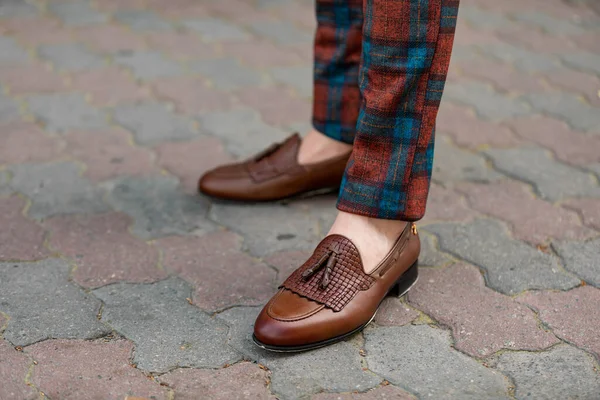Sıradan Bir Adam Lüks Kahverengi Deri Ayakkabılar Giyer — Stok fotoğraf