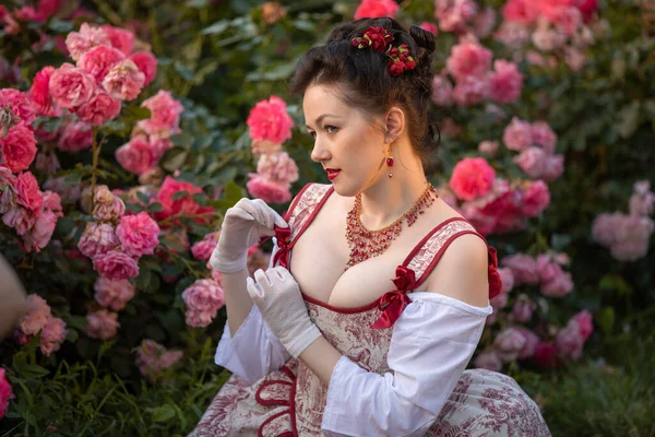 아름다운 정원에서 역사적 의상을 아름다운 여인의 — 스톡 사진