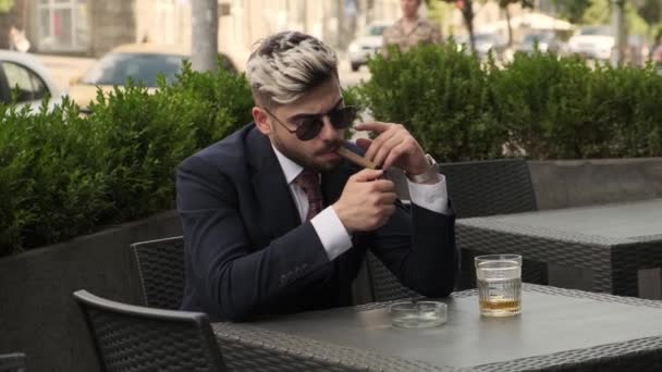 Selbstbewusster Mann Anzug Zündet Zigarre Entspannt Auf Restaurantterrasse Elite Herrenclub — Stockvideo