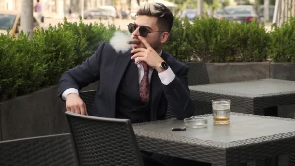 Afaceri Serios Fumează Trabuc Bea Scotch Sau Whisky Terasa Restaurantului — Videoclip de stoc