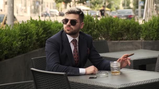 Homme Affaires Sérieux Fumant Cigare Buvant Scotch Whisky Dans Terrasse — Video