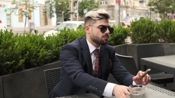 Κακός Επιχειρηματίας Καπνίζει Πούρο Και Πίνει Ουίσκι Ουίσκι Στη Βεράντα — Αρχείο Βίντεο